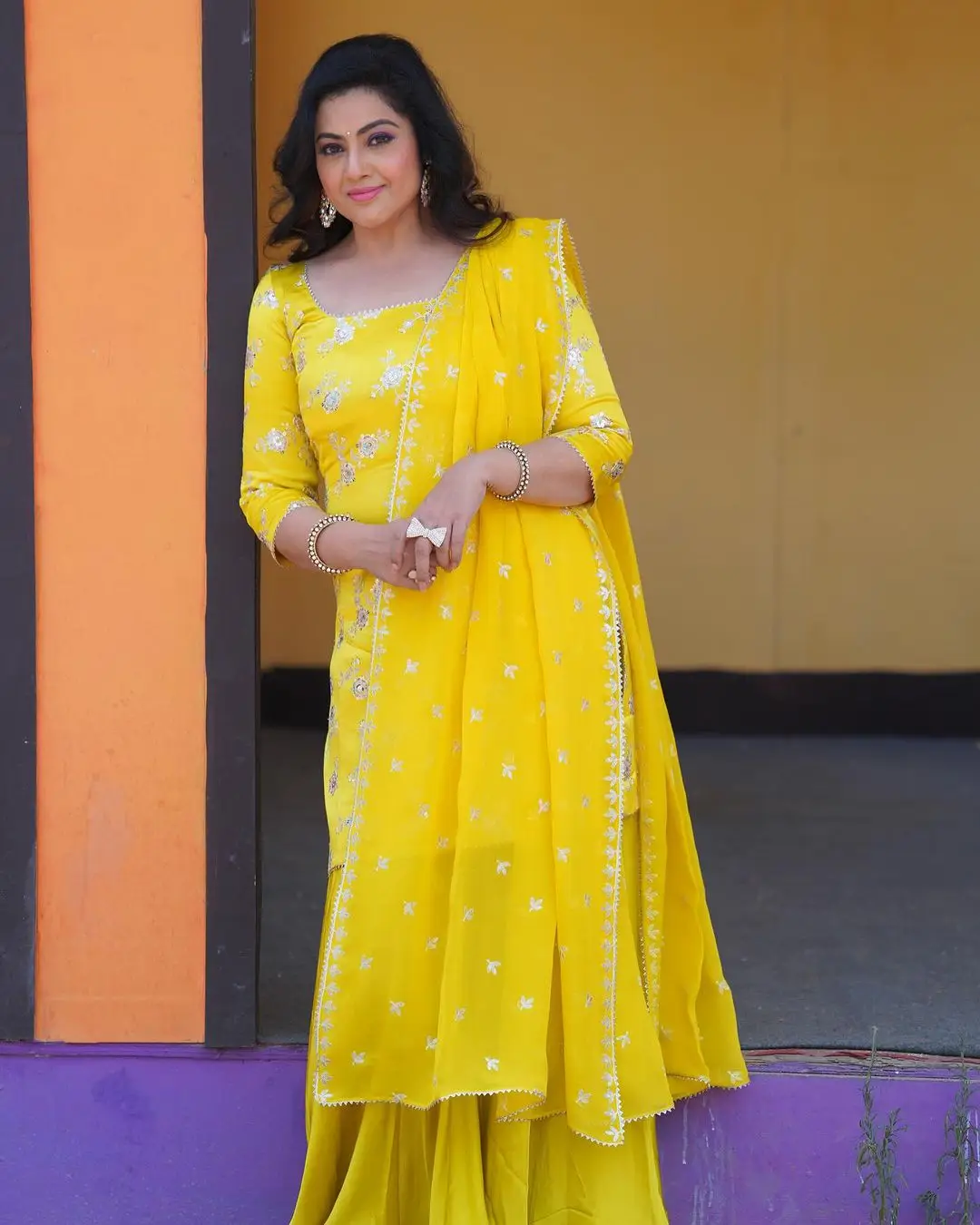 TELUGU TV ACTRESS MEENA STILLS IN YELLOW DRESS 4